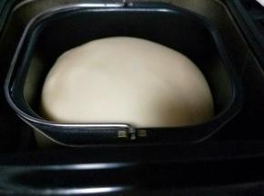 发酵好的面团，时间为90分钟。已经满桶，可以用手指捅一下，不回缩即为发酵完成。