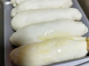 送入烤箱二次发酵，发酵好的面包胚是原来的2-2.5倍，刷上一层蛋液。