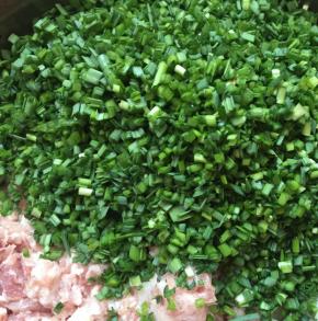 蒜苗切碎，与猪肉碎一起放盆中