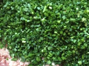 蒜苗切碎，与猪肉碎一起放盆中