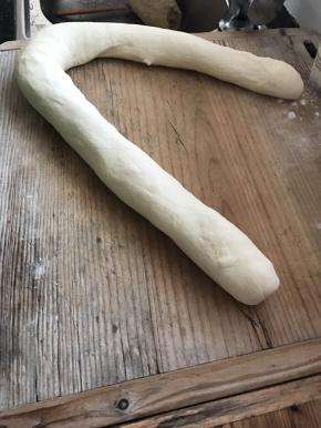 揉好的面搓成长条，用刀切开没有气孔即可