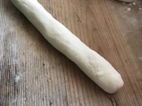 揉好的面搓成长条，用刀切开没有气孔即可