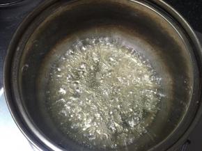 将细砂糖和水放入小锅中，烧至120度。这一步要使用针式温度计确认温度，确保温度要够。