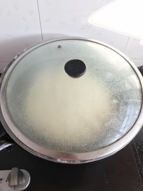 准备好面粉，将奶粉、白糖、酵母粉一起搅拌均匀，揉成一团，盆底装热水等待发酵两倍大。