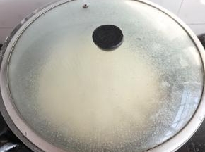 准备好面粉，将奶粉、白糖、酵母粉一起搅拌均匀，揉成一团，盆底装热水等待发酵两倍大。