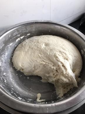 发好的面团两倍大，可以看到有许多蜂窝状