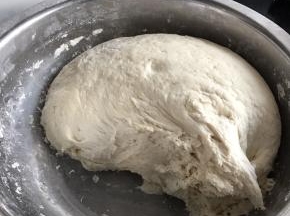 发好的面团两倍大，可以看到有许多蜂窝状