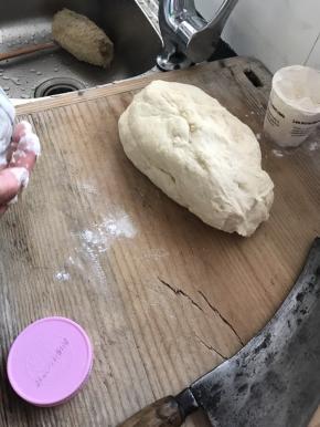 然后把面里的气泡完全揉出来