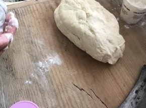 然后把面里的气泡完全揉出来