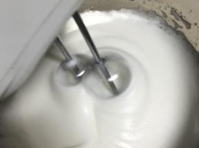 一边使用电动打蛋器打发蛋白，一边将烧好的糖水缓缓倒入蛋白中，每倒入一下都要马上将打蛋头高速打散糖水，不倒入的时候就低速确保打发。

注意不要将糖水沿着盆壁倒或者直接倒在打蛋头上，糖水遇冷会马上凝结在上面，无法融入蛋白霜。

