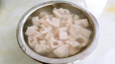 莲藕去皮切成块，用清水寖泡。