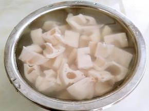 莲藕去皮切成块，用清水寖泡。