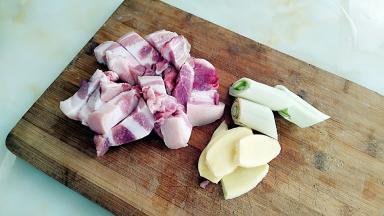 五花肉切块，葱切段，姜切片。