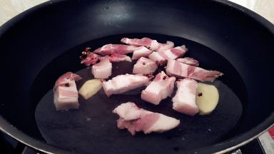 锅中注水，放入五花肉，花椒粒适量，姜2片烧开进行焯水。