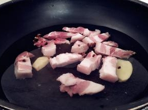 锅中注水，放入五花肉，花椒粒适量，姜2片烧开进行焯水。