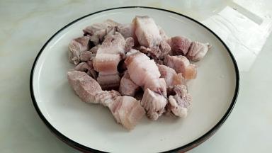 焯水后用温水冲洗干净血沫。