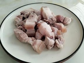焯水后用温水冲洗干净血沫。