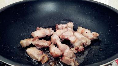 锅中刷一层，放入五花肉小火煸炒至微出油。