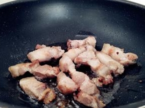 锅中刷一层，放入五花肉小火煸炒至微出油。
