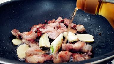 淋入料酒煸炒几下。