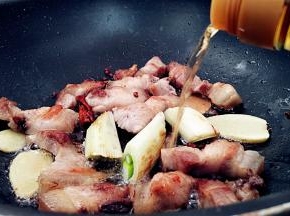 淋入料酒煸炒几下。