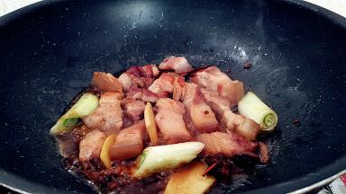 煸炒几下出味。