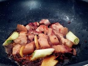 煸炒几下出味。