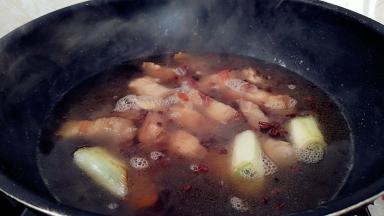 倒入大量热水，盖上锅盖大火烧开，转小火闷烧30分钟。