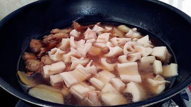 倒入莲藕，盖上锅盖在闷烧30分钟。