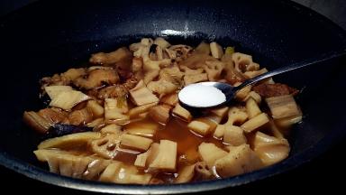 20分钟后撒上盐，淋入酱油，在中火烧10分钟，收汁并且入味。到点后即可断火出锅。