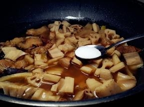 20分钟后撒上盐，淋入酱油，在中火烧10分钟，收汁并且入味。到点后即可断火出锅。