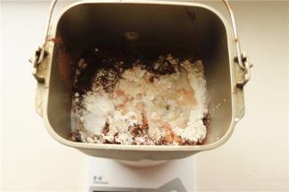 面团材料除了黄油外全部放入面包机。