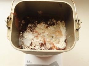 面团材料除了黄油外全部放入面包机。