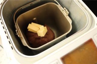 一个面团程序后面团达到初步扩展状态，再加入室温软化的黄油，再揉一个面团程序。