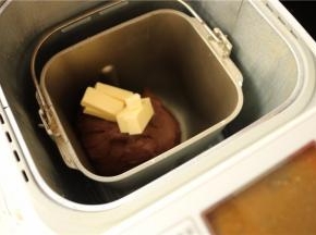 一个面团程序后面团达到初步扩展状态，再加入室温软化的黄油，再揉一个面团程序。