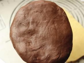 揉好的面团，延展性很好，可颂因为只有一次发酵，所以面团一定要揉到位。拍扁后放入冰箱急冻30分钟左右。