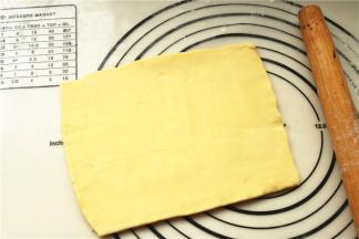 如果最后黄油的形状不尽满意，可以裁一下叠起来再敲打一下，最后变成规则的形状就可以开酥了。