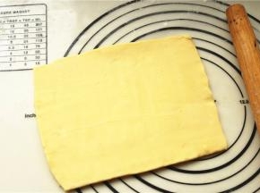 如果最后黄油的形状不尽满意，可以裁一下叠起来再敲打一下，最后变成规则的形状就可以开酥了。