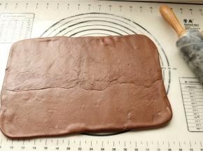 擀成长方形的薄片，三折后再擀开，重复两次三折的过程。左右各折上去1/3叠起来即是三折。