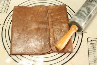 再四折，先如图这样折一下，再左右对折一下即是四折。