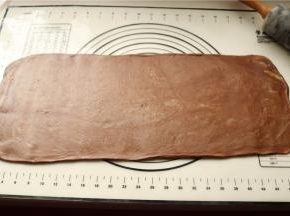 再次擀开成长方形，大约20厘米宽的长方形。擀的过程中如果觉得面团和黄油硬度不同，就再送入冰箱急冻20分钟。