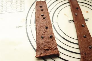 做脏脏包，梯形面片，底边在里面，卷起来即可。略微错落有致即可。