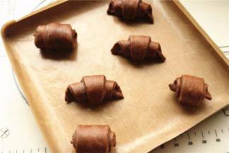 做好的胚子，放入烤盘，可以垫油纸也可以不垫。