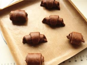 做好的胚子，放入烤盘，可以垫油纸也可以不垫。