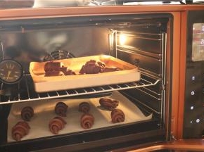 烤箱设置27度发酵，因为有黄油，发酵温度过高会造成黄油融化。