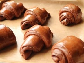 蛋黄水，刷在胚子表面，切面的部分避开不要刷。