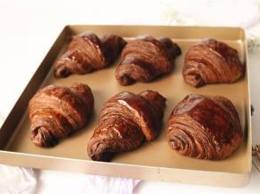 烤好的可颂面包，层次分明，酥脆掉渣，浓浓的巧克力香。