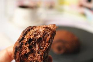 咬一口，内里有着巧克力豆，表面是浓浓的巧克力酱和浓郁的可可粉，非常好吃。