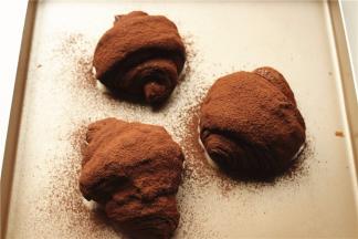 再筛上可可粉。网红脏脏包就做好了。