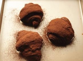 再筛上可可粉。网红脏脏包就做好了。